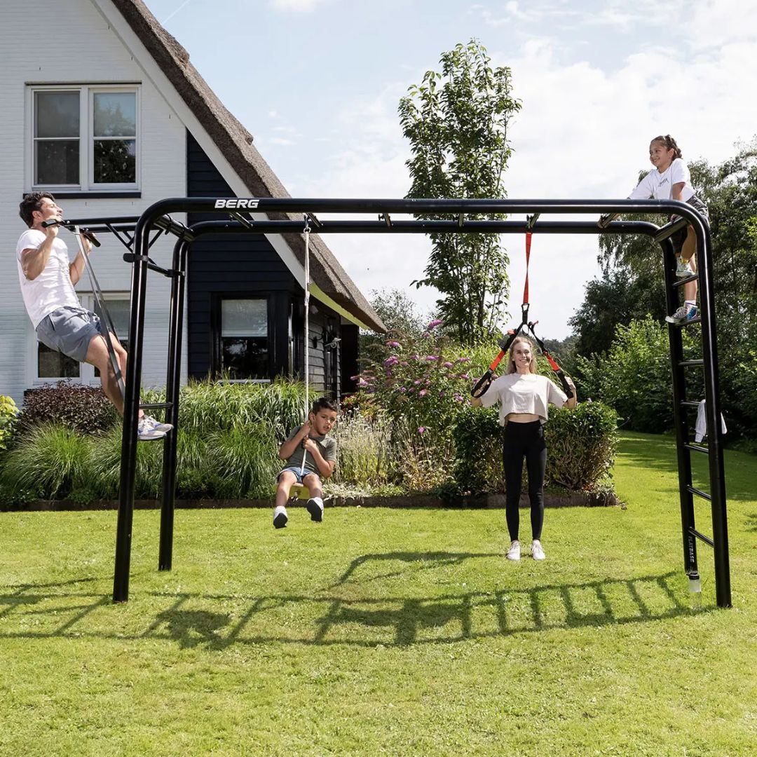 kinderen en volwassenen spelen in de tuin Berg Playbase houten disc swing