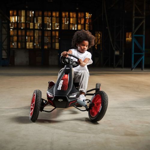 jongen racet in de loods wedstrijd met de go-cart in het magazijn Berg Rally APX Red 3 gears