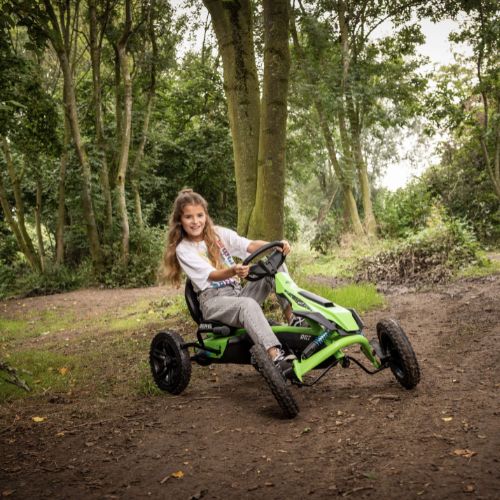 meisje racet in het bos Berg Rally DRT Green