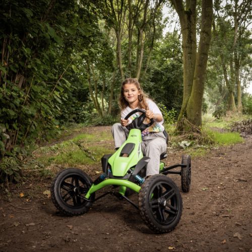 stoer meisje racet in het bos Berg Rally DRT Green