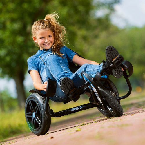 meisje racet op de baan Berg Street-X Vibes