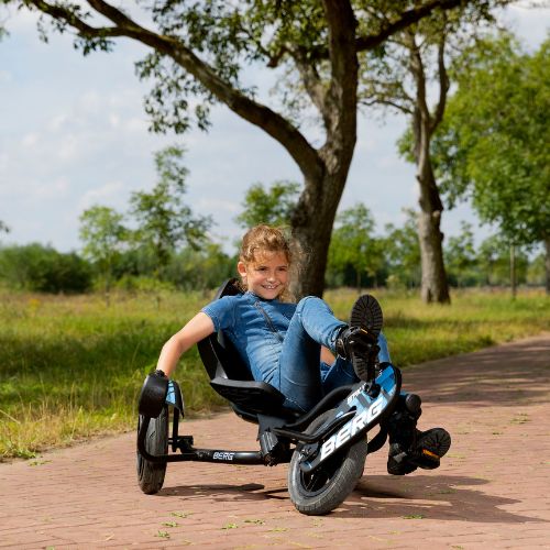 meisje racet op het fietspad Berg Street-X Vibes