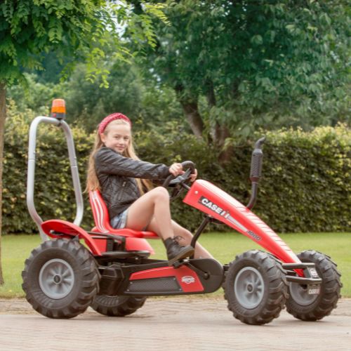 meisje rijdt in de tuin meisje racet Berg XL Case BFR