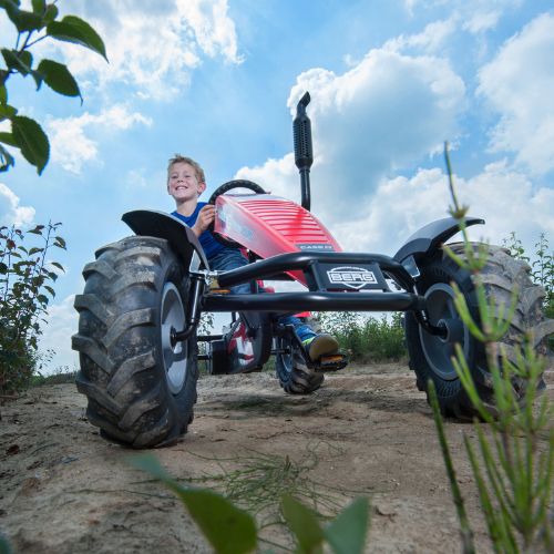 jongen racet in de weide jongen rijdt op het veld Berg XL Case BFR