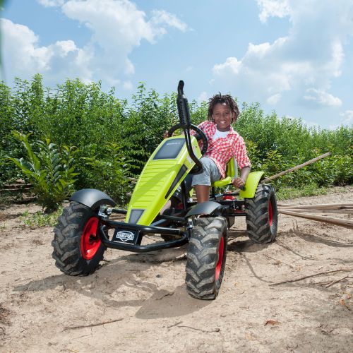 meisje rijdt op het veld racen op het veld Berg XL Claas BFR
