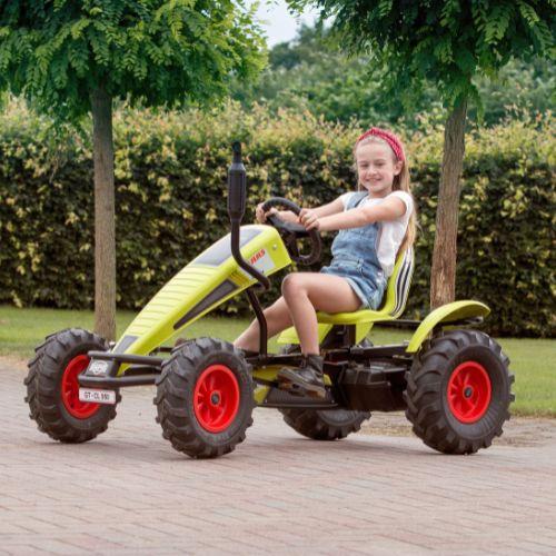 meisje rijdt op de oprit Berg XL Claas BFR