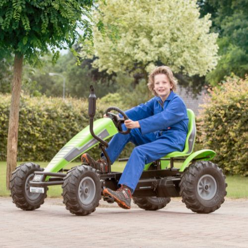 jongen rijdt op groene go-cart in de tuin Berg XL Deutz-Fahr BFR