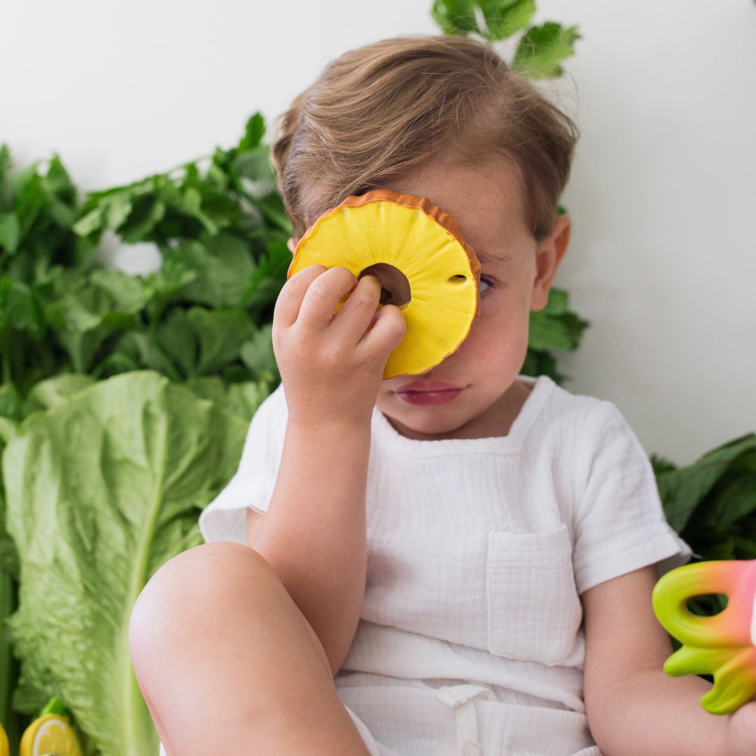 kindje speelt met ananas bijtspeeltje