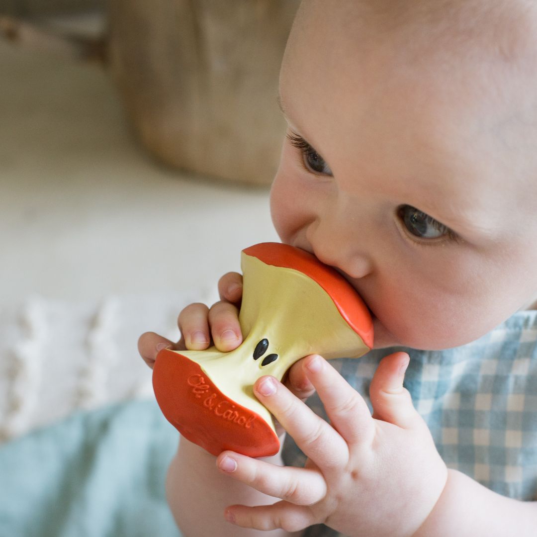 baby bijt in appel bijtspeeltje