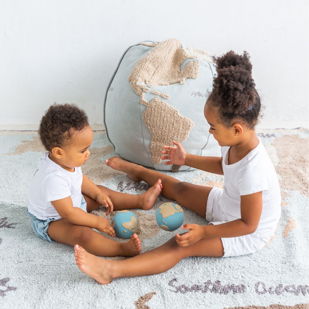 meisje en jongen spelen met bal