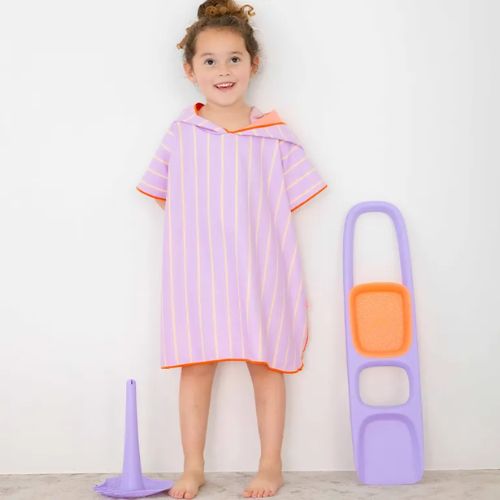 Meisje draagt poncho
