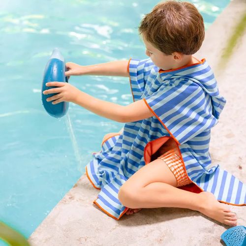 met water spelen in poncho