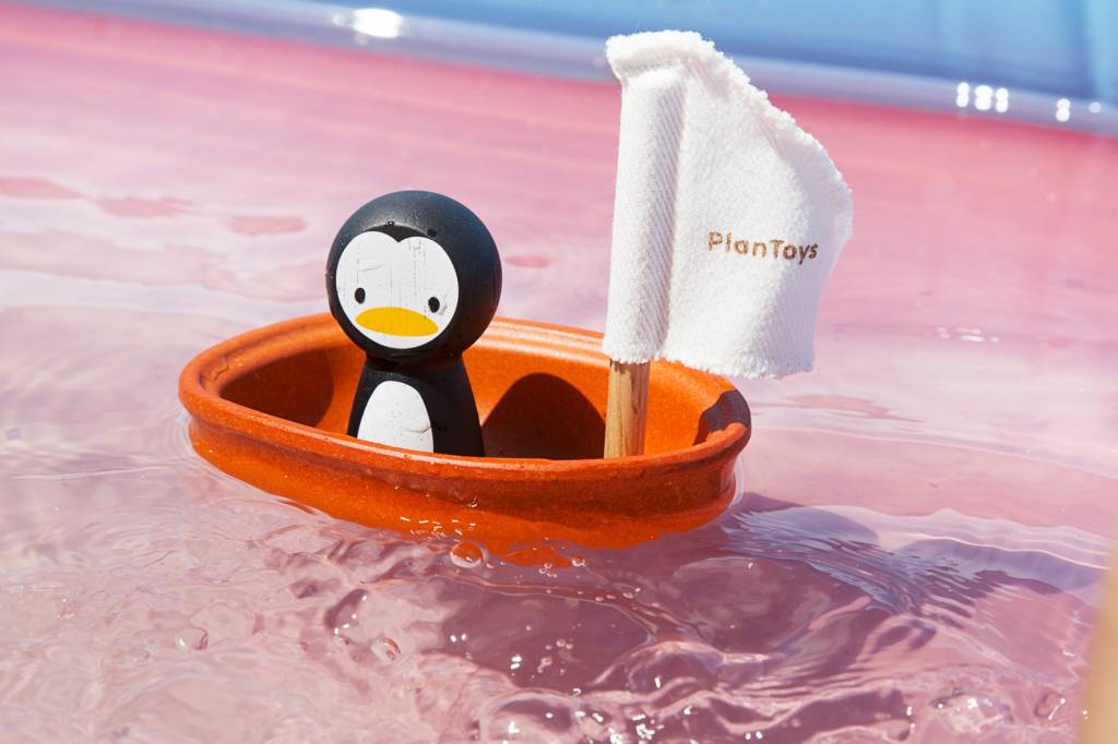 Plan Toys zeilboot met pinguïn