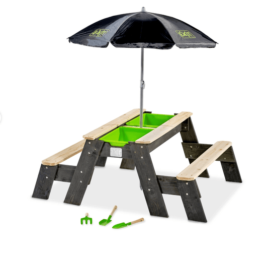 EXIT Aksent zand en watertafel met 2 picknick bankjes en parasol met tuingereedschap